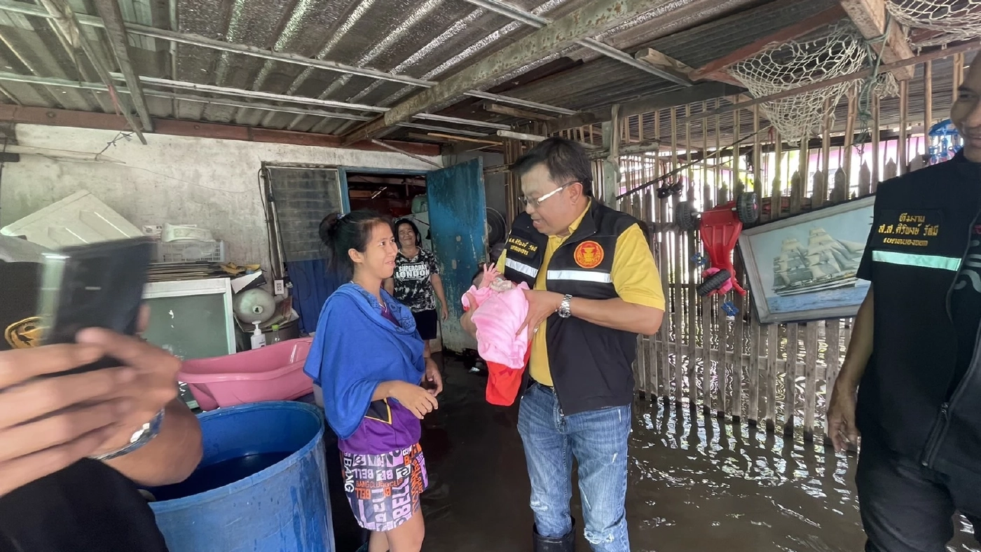 ชาวหนองจอก โอดน้ำท่วมนานกว่า 3 สัปดาห์ จมแล้วกว่า 1,000 หลังคา