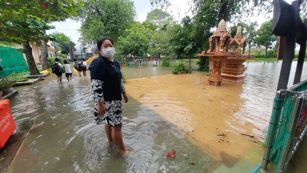 ด่วน น้ำเจ้าพระยาล้นท่วมโรงเรียนวัดตำหนักเหนือ  ไม่ทันตั้งตัว ครูโทรแจ้งผู้ปกครองให้มารับลูกกลับบ้านกันจ้าละหวั่น