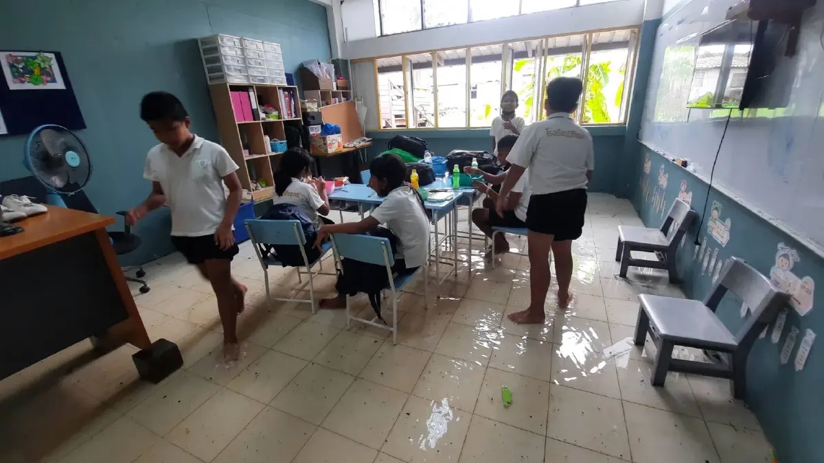 น้ำท่วม "โรงเรียนวัดตำหนักเหนือ" ครูเร่งแจ้งผู้ปกครองรับบุตรหลานกลับบ้าน