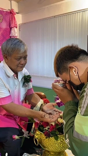 ครูถึงกับกลั้นน้ำตาไม่อยู่ เมื่อลูกศิษย์โผล่มาในงานไหว้ครู