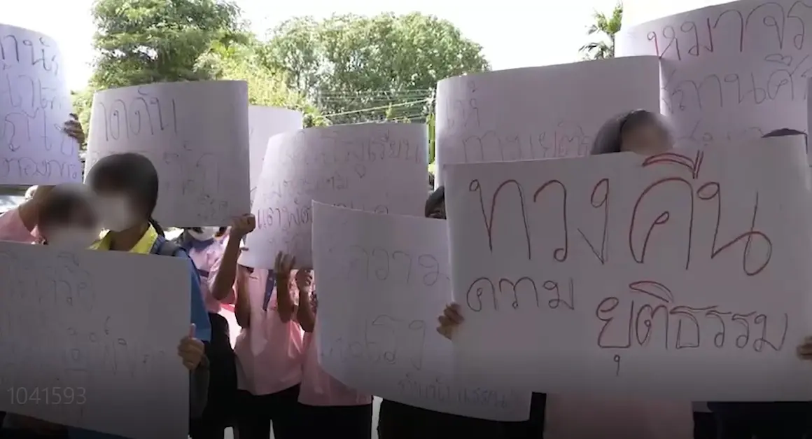“นักเรียน” รวมตัวร้อง จี้ย้าย “ผอ.รร.” หวั่นกลั่นแกล้งปมแจ้งความฉกมือถือ