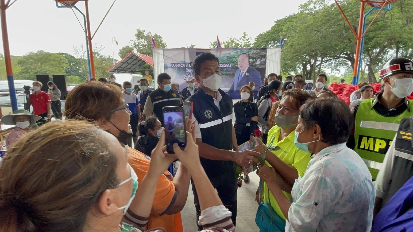 "บิ๊กป้อม" ตรวจน้ำท่วม มีนบุรี - หนองจอก ชม "ชัชชาติ" ทำงานเข้มแข็ง