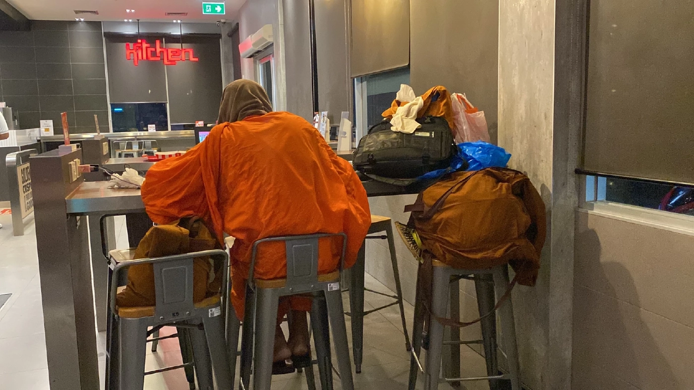 หวั่นไม่เหมาะ “ชายแต่งคล้ายพระ” โผล่นั่งเล่นเน็ตร้าน KFC กลางดึก 2 คืนติด