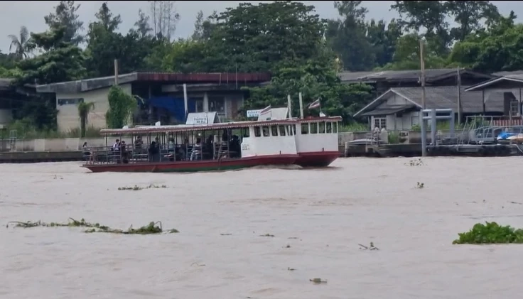 ระทึก เรือข้ามฟากท่าน้ำนนท์ เครื่องดับกลางเจ้าพระยา ผดส. ลอยเคว้ง (มีคลิป)