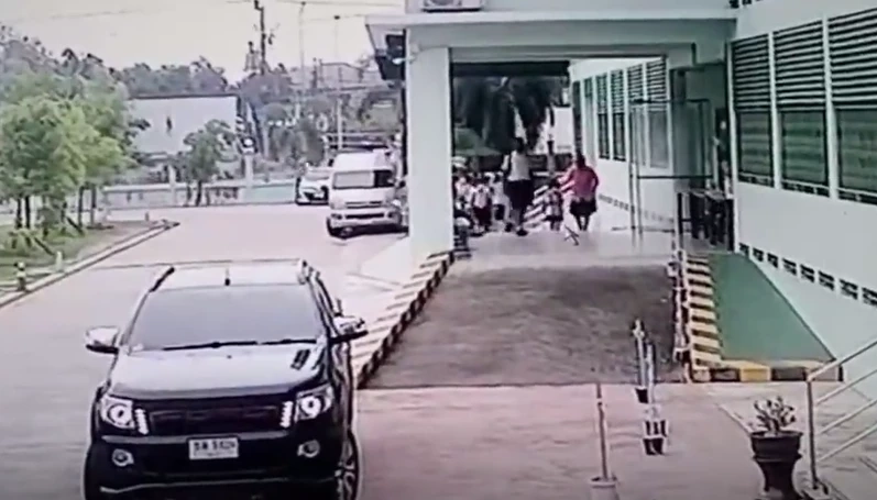 พ่อแม่ “น้องจีฮุน” เดินทางมาทำใบมรณบัตร พร้อมขอดูกล้องวงจรปิด (มีคลิป)