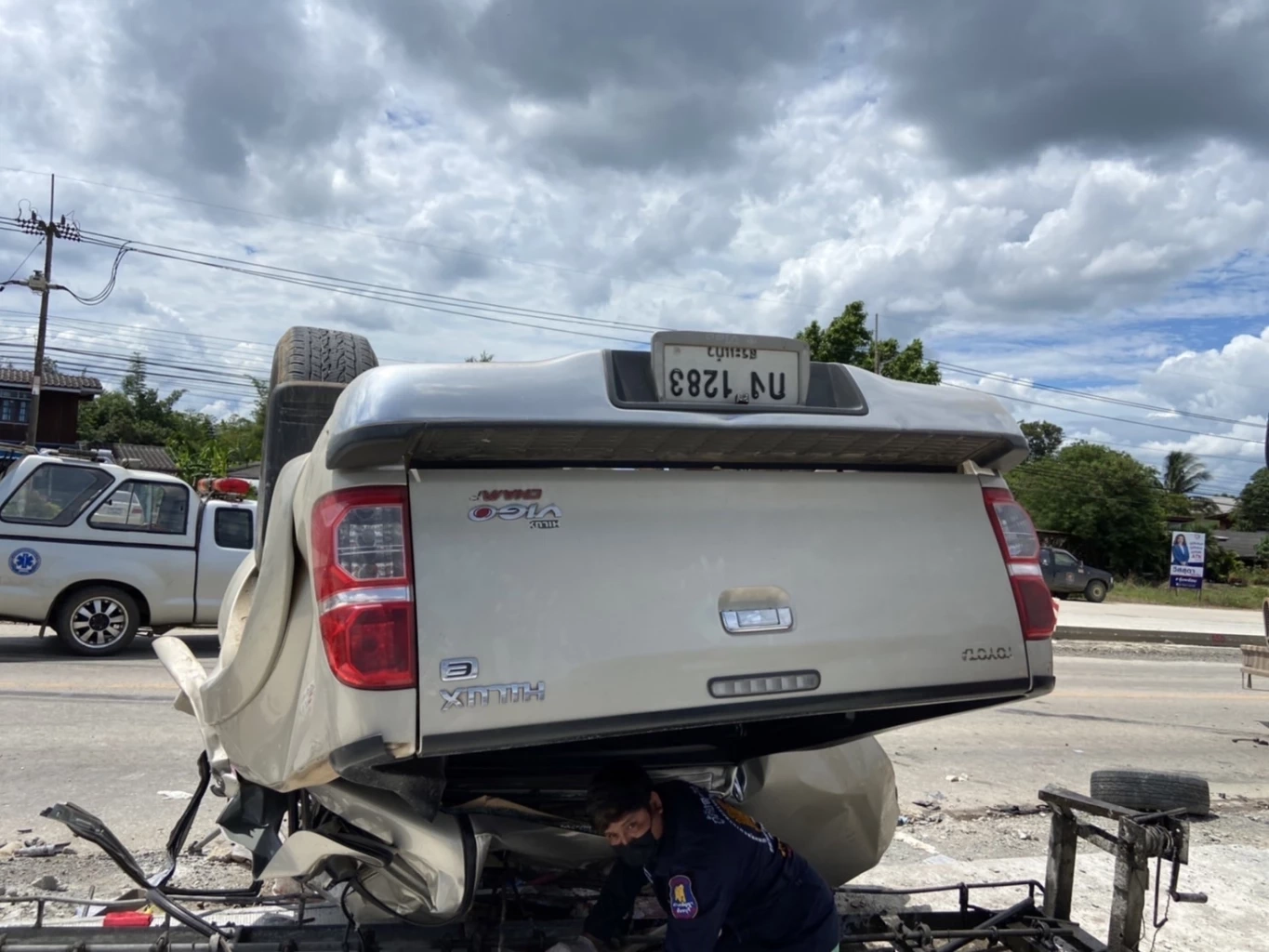 สยอง สิบล้อเบี่ยงหลบซาเล้ง กินเลนไปชนประสานงากระบะ จนมีผู้เสียชีวิต 3 ราย