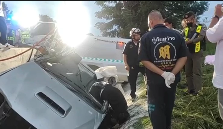 สยอง รถขนเงินกว่า 10 ล้าน ชนแบริเออร์ เสียหลักพลิกคว่ำ พังยับ ดับ 3
