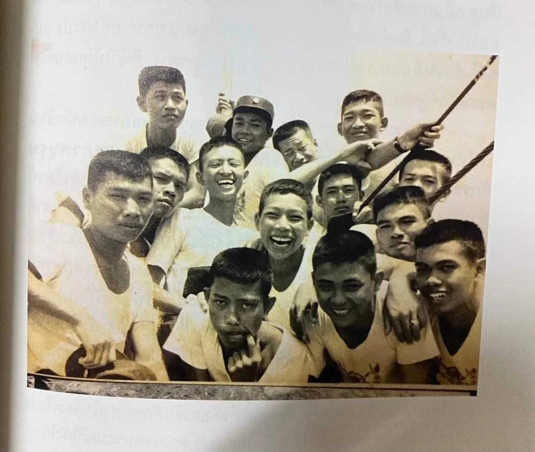 ภาพ พล.อ.ประวิตร วงษ์สุวรรณ ถ่ายกับเพื่อนๆ 