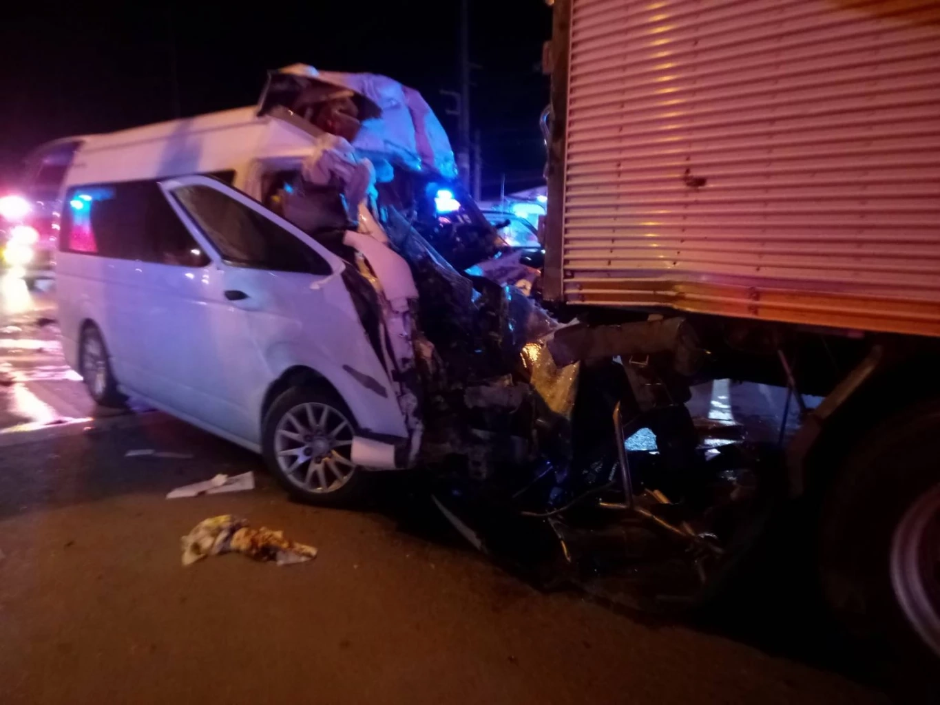 สลด "รถตู้" พาคนลาวไปต่อพาสปอร์ต ชนท้าย "สิบล้อ" ดับคาที่ 3 เจ็บระนาว