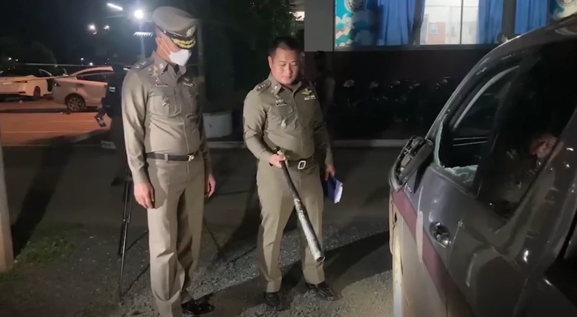 ระทึก! วิสามัญชายคลั่ง บุกปาระเบิด ใช้ท่อนเหล็กไล่ทุบรถ - ตร. ในโรงพัก