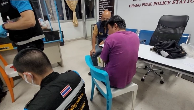 โชเฟอร์รถตู้หึงโหด ชักปืนยิงแสกหน้าเมีย 3 นัด ก่อนชี่ จยย. ไปมอบตัว