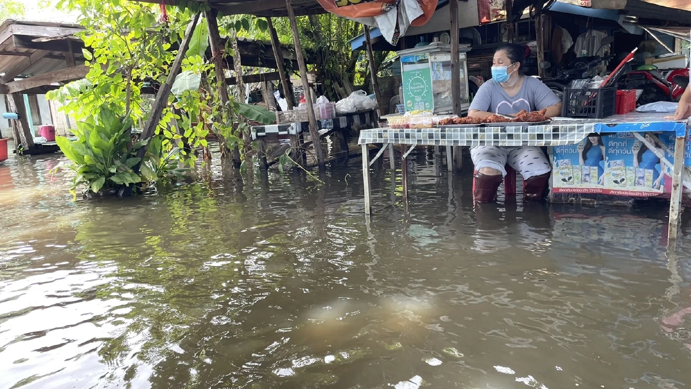 เนชั่น - เส้นด้าย มอบถุงยังชีพพี่น้องชาวหนองจอก หลังน้ำท่วมนาน 3 สัปดาห์