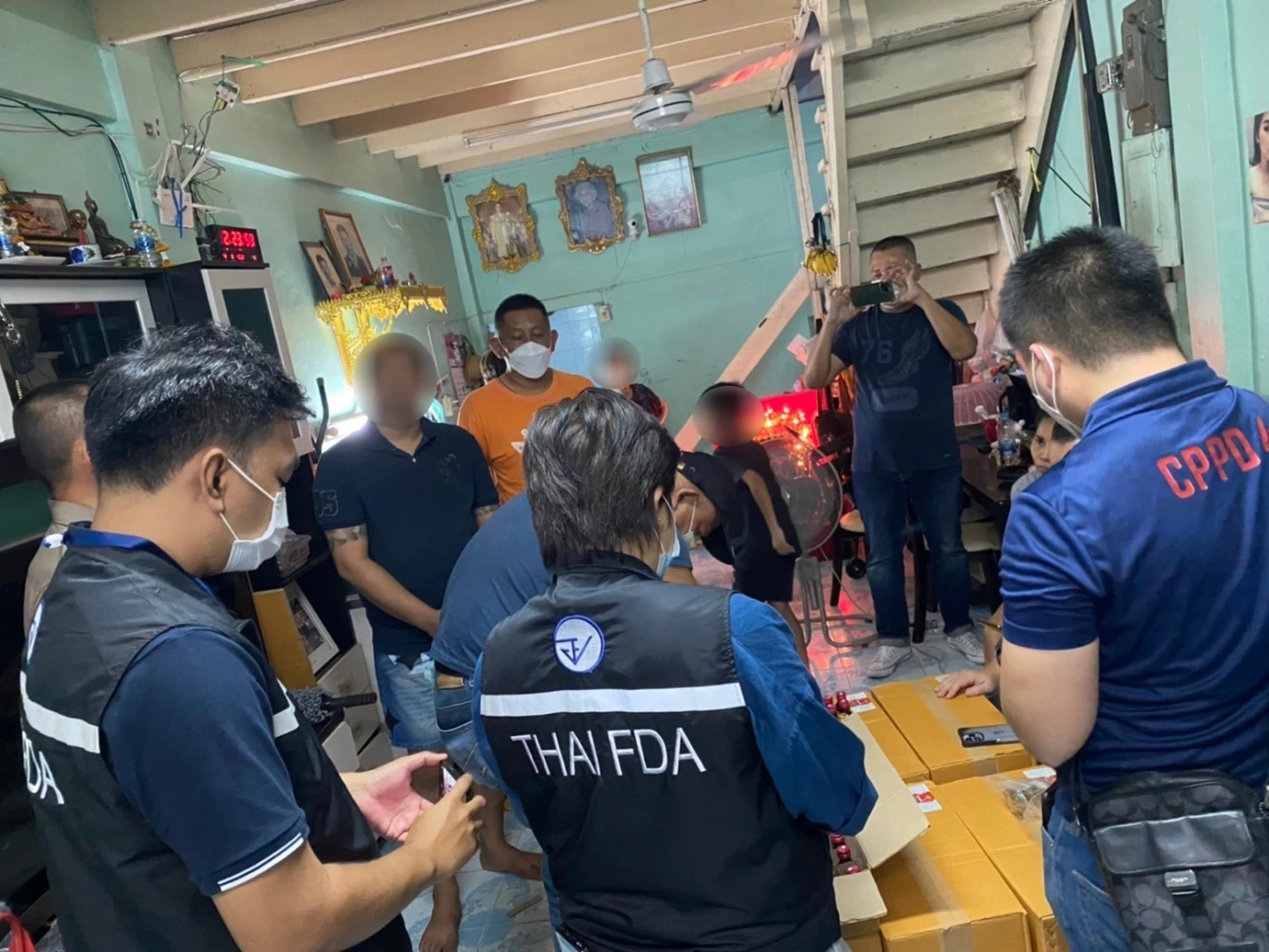 ปคบ.-อย. จับร้านขายยาลอบขายยาแก้ไอ“ฝาแดง”กลุ่มวัยรุ่น