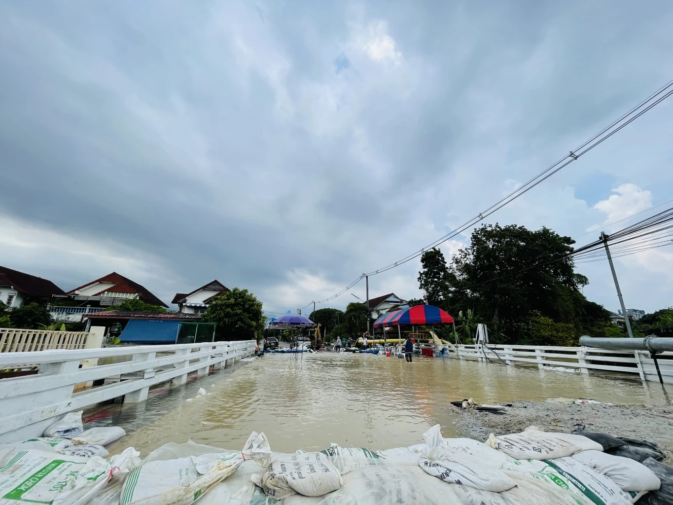 สุดเศร้า “ต.ทับมา” จ.ระยอง น้ำท่วมซ้ำ เผยล่าสุดระดับน้ำสูง 2 เมตร