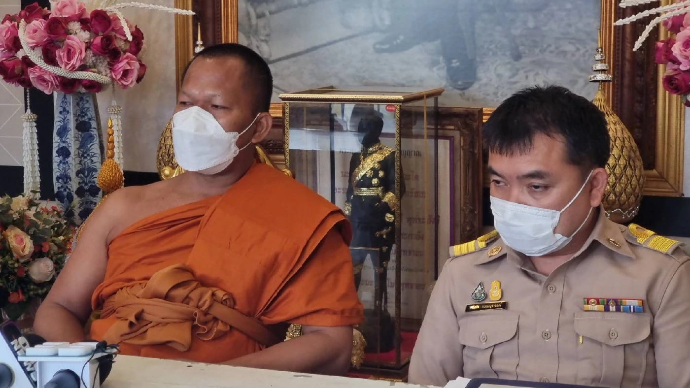 พระครูโกศลปริยัติวงศ์ เจ้าอาวาสวัดกำแพง ในฐานะเจ้าคณะตำบลบางเขน