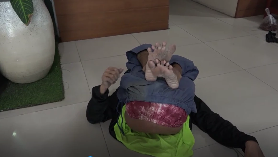 ส่งตัวกลับกัมพูชาแล้ว ลุงวีหลังพับ ขอทานข้ามชาติ ที่ฟาดรายได้เดือนละแสน