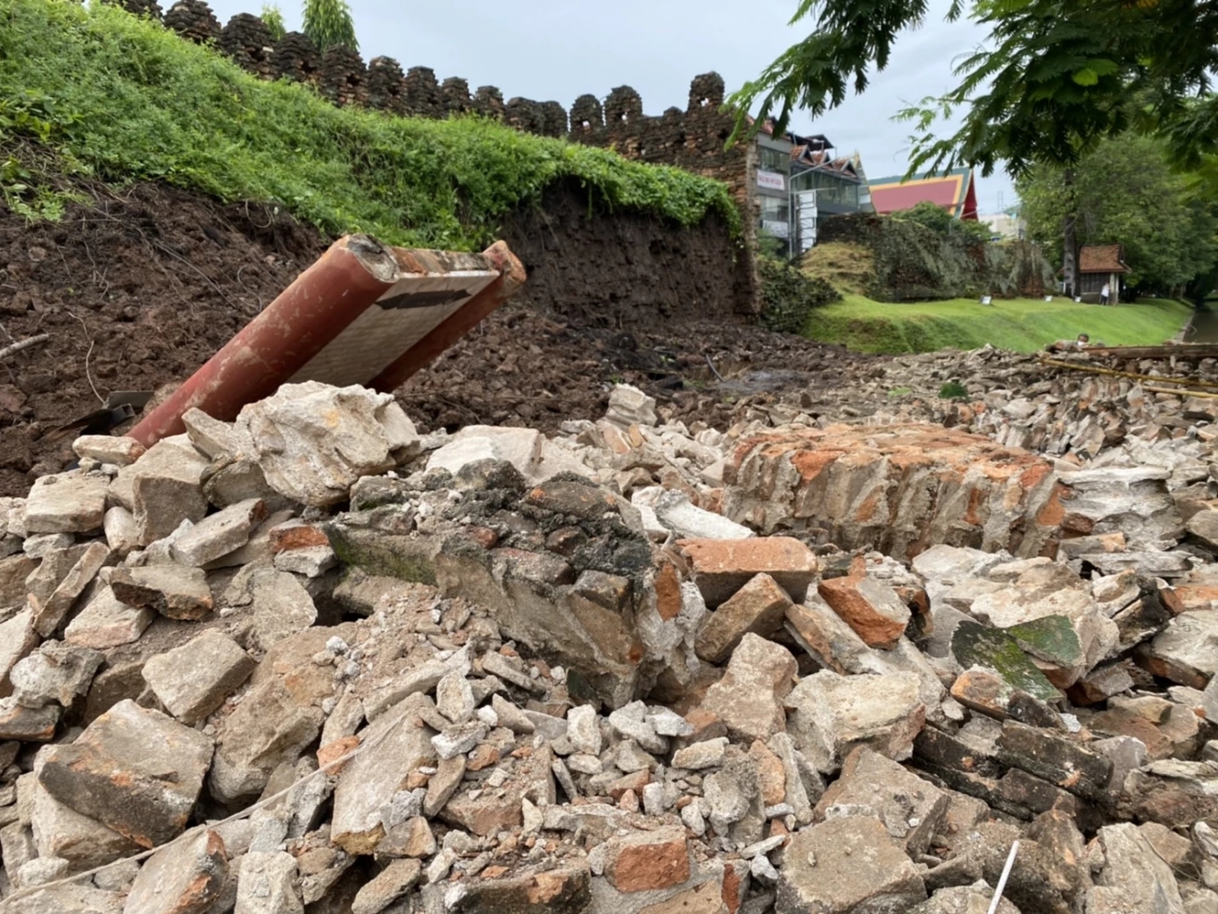 กำแพงประตูช้างเผือกเชียงใหม่ถล่มหลังฝนตกดินทรุด เร่งสำรวจป้องกันถล่มซ้ำ