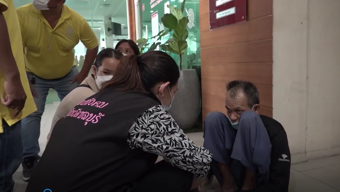 ส่งตัวกลับกัมพูชาแล้ว ลุงวีหลังพับ ขอทานข้ามชาติ ที่ฟาดรายได้เดือนละแสน