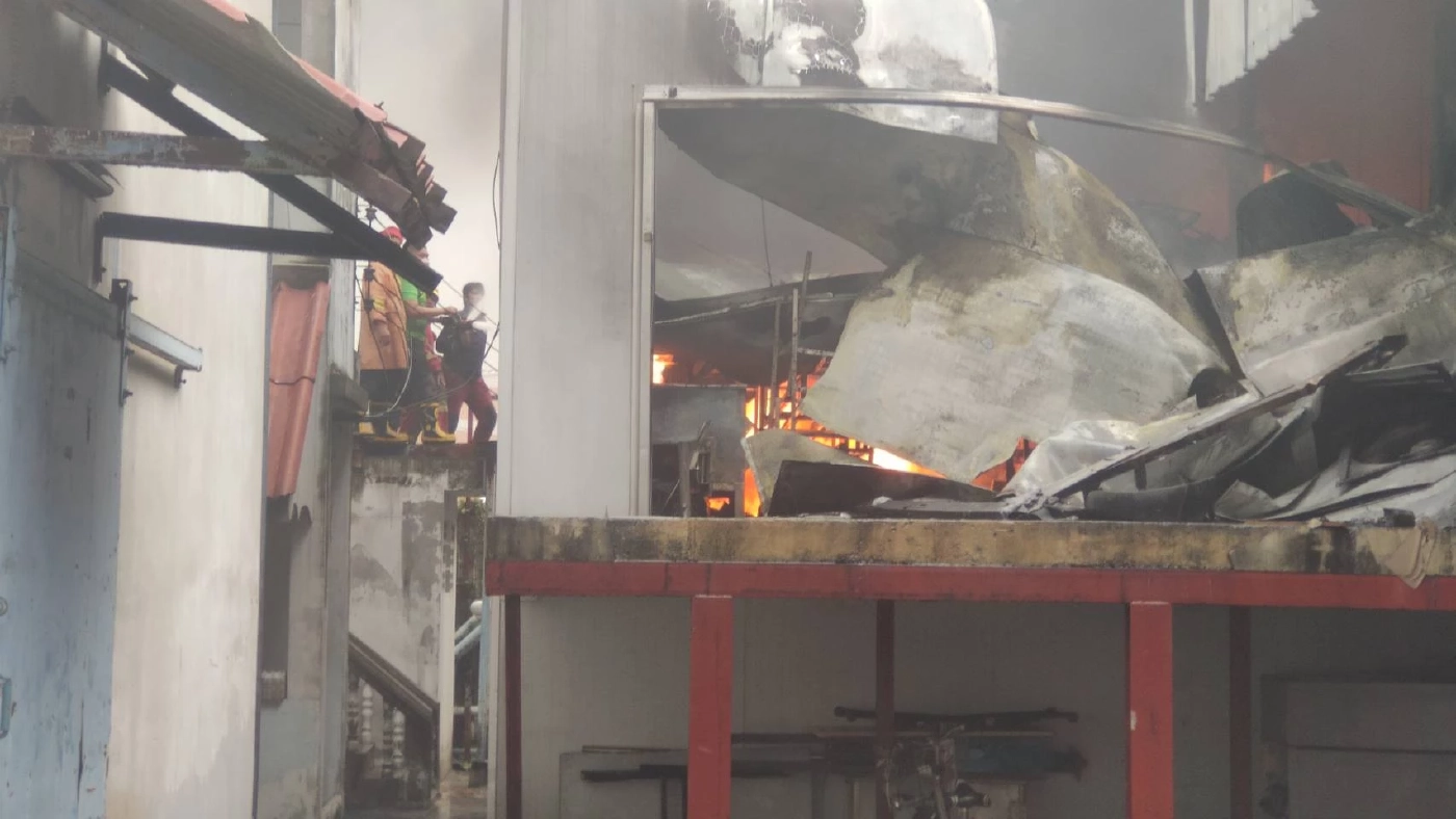 ไฟไหม้โรงงานแปรรูปอาหารทะเล ควันท่วมโรงพยาบาลเอกชัย ย้ายคนไข้วุ่น