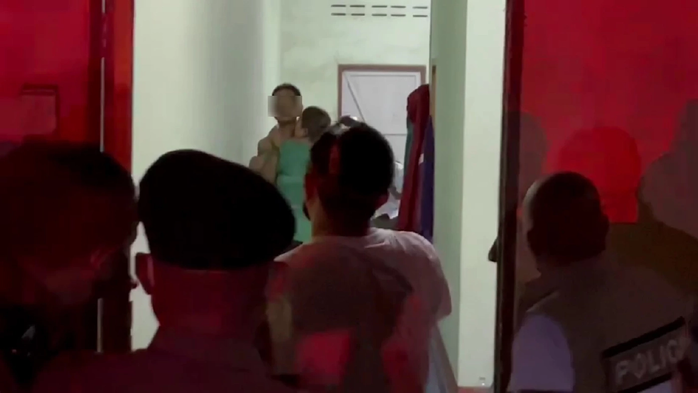 ระทึก! ชายคลั่ง มีดจี้คอเมีย-ลูกเป็นตัวประกัน ก่อนถูกสยบด้วยปืนไฟฟ้า