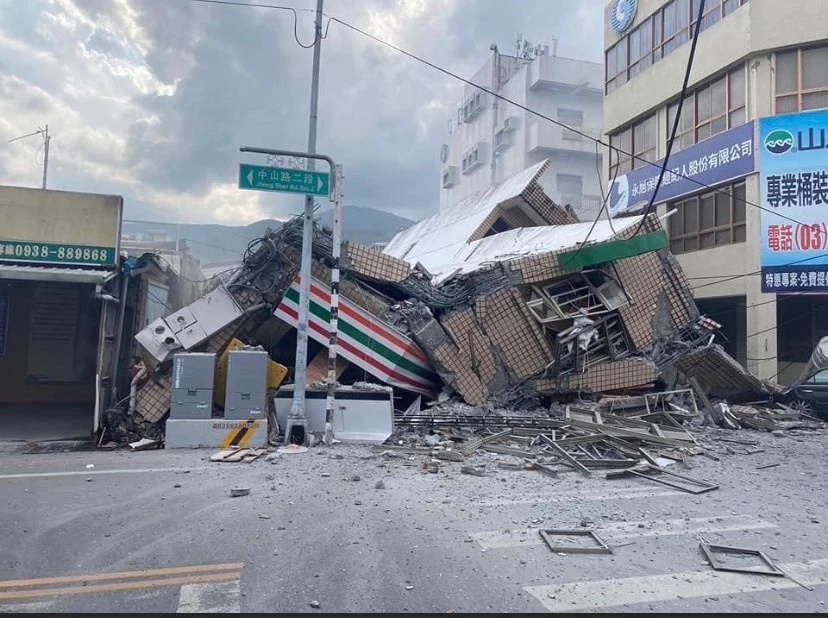 "ไต้หวัน" แผ่นดินไหว 6.8 ทำตึกถล่ม-รถไฟตกราง