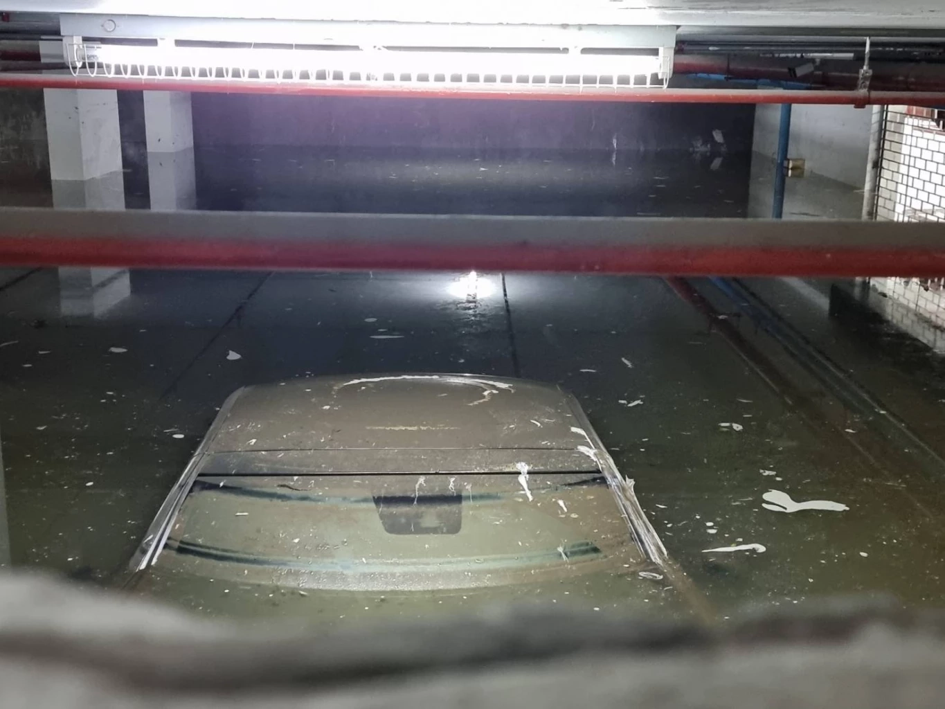 น้ำท่วมที่จอดรถคอนโดฯย่านสะพานใหม่