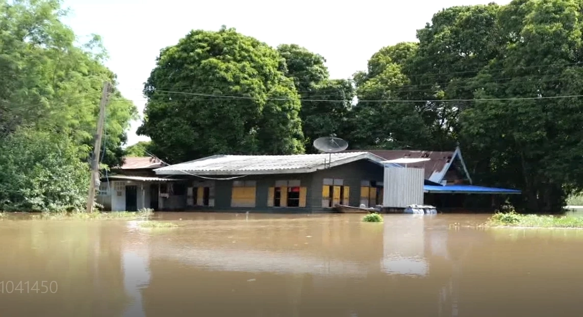 น้ำท่วมหนัก “ชาวผักไห่” ระทม งัดพื้นบ้านยกติดหลังคา นอนกลางน้ำนาน 2 เดือน