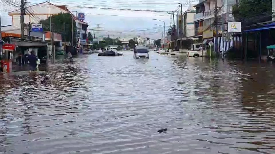 ด่วน! เร่งอพยพนักเรียนโรงเรียนคนตาบอด มวลน้ำทะลักท่วมสูง 1 เมตร