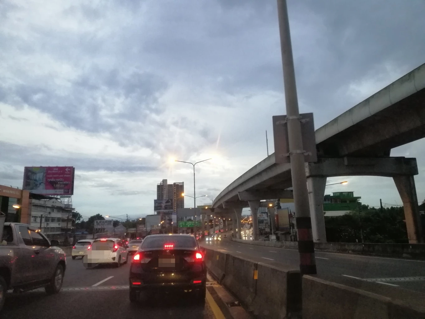 การจราจร บริเวณสะพานพระนั่งเกล้า