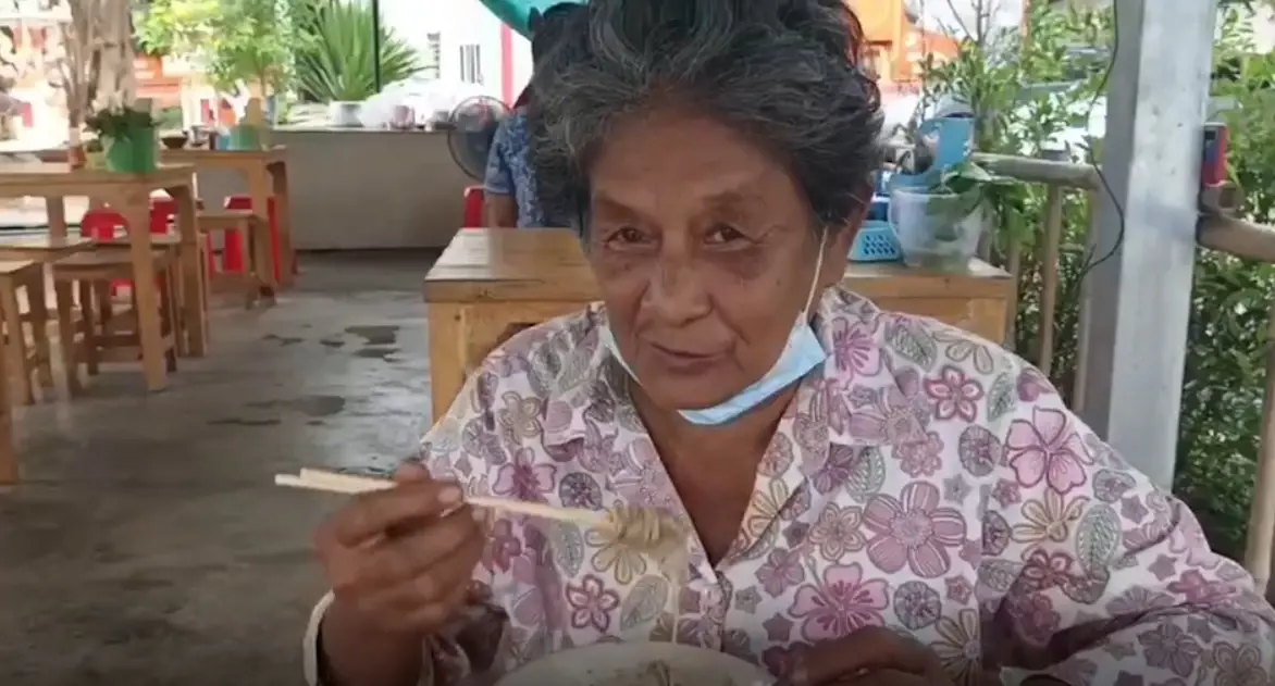 เฮได้บัตรคนจน “ยาย 71” ปั่นจักรยาน 10 กิโล กินก๋วยเตี๋ยวฉลอง