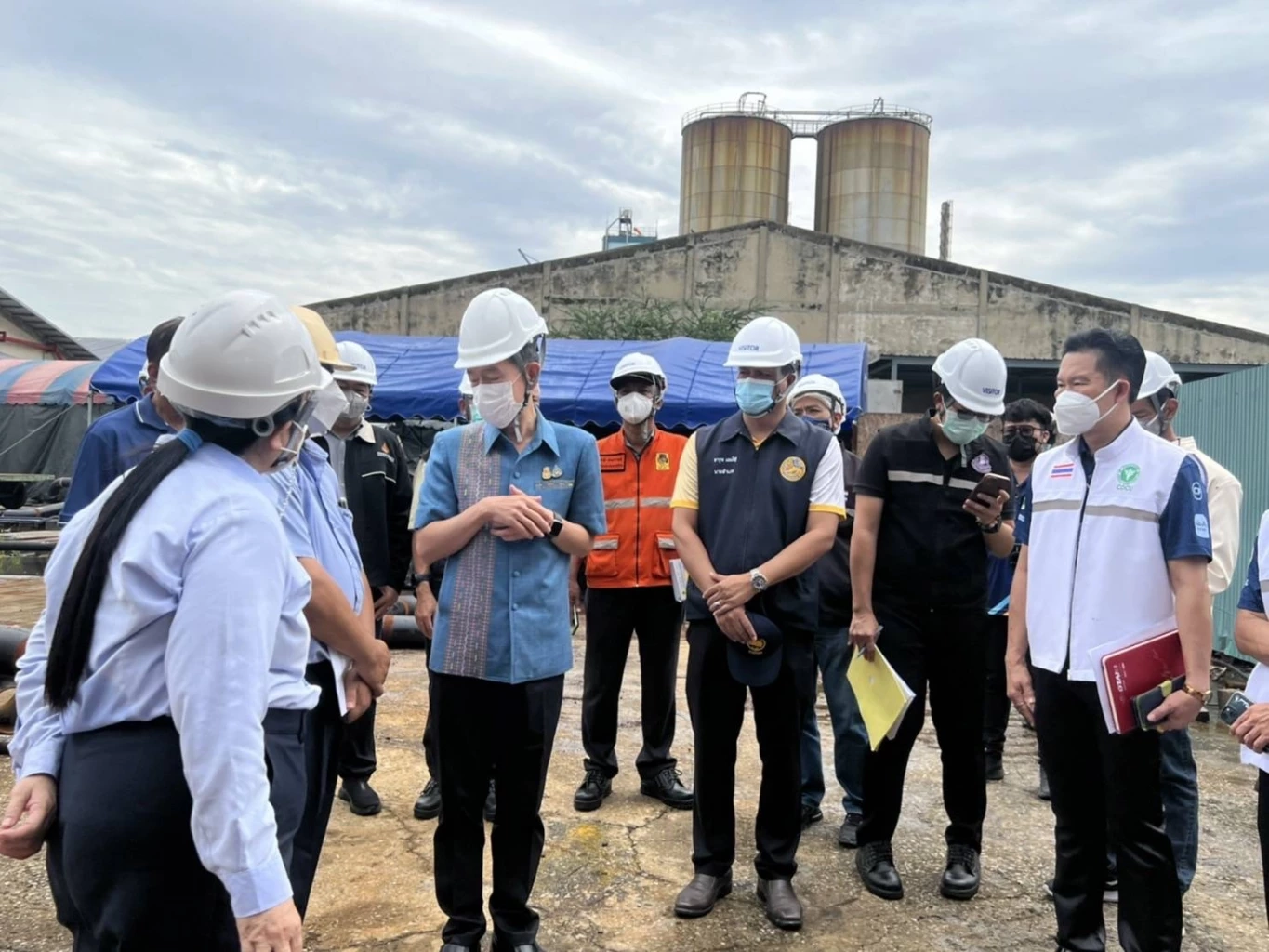 ผู้ว่าฯนครปฐม พร้อมด้วยอุตสาหกรรมจังหวัด ตรวจสอบพื้นที่ ล่าสุดสั่งปิดโรงงานบางส่วน