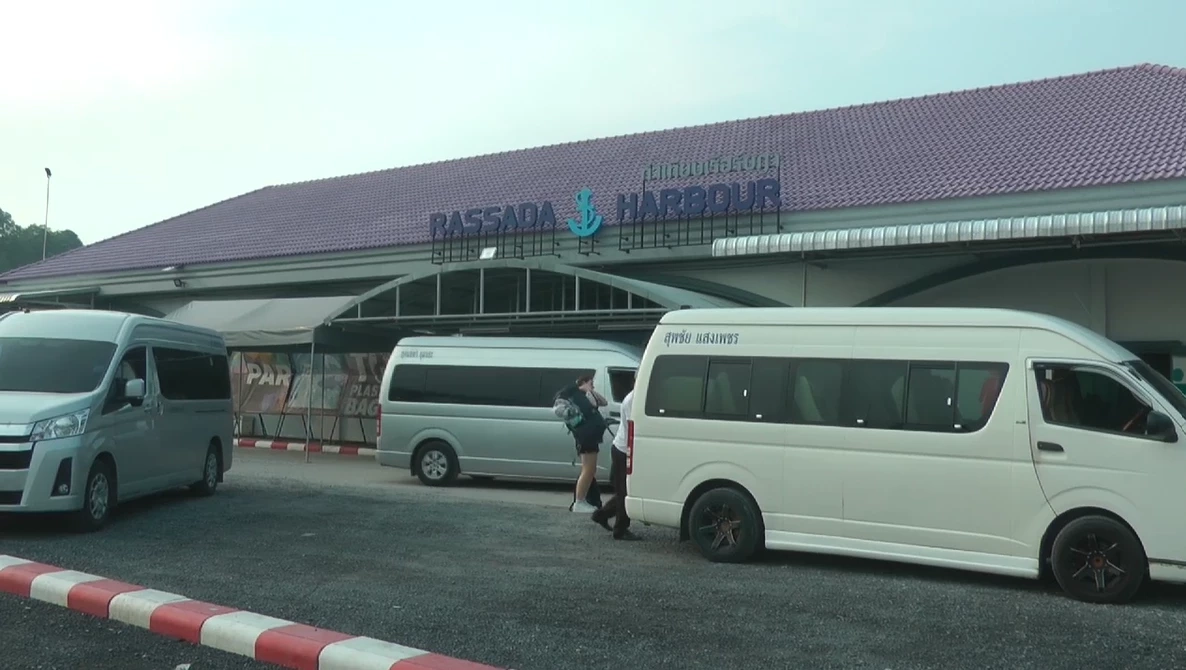 มาเฟียภูเก็ต กร่างขวางรถตู้ นทท.ต่างชาติ คาดเรียกใช้บริการผ่านแอพ (มีคลิป)