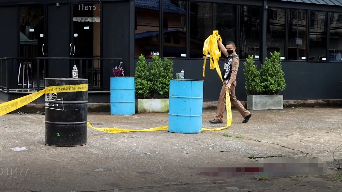 รวบ "บังติ๊ก" ผู้ต้องสงสัย จ่อยิงกลางร้านเหล้าดัง ยึดปืน ตำรวจสอบเครียด