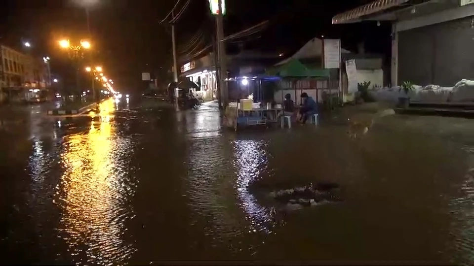 "พายุโนรู" ถล่มชัยภูมิ มวลน้ำป่าทะลักท่วมโซนเศรษฐกิจ เร่งสูบหวั่นท่วมรพ.