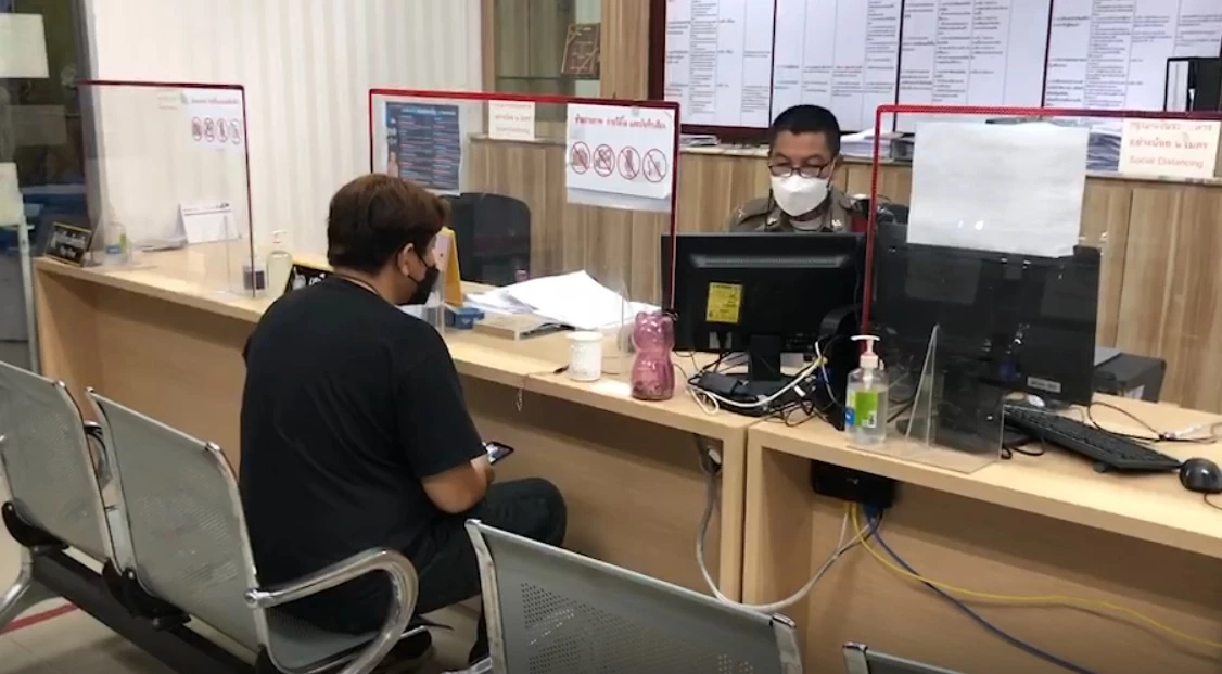 เดือด “โชเฟอร์แท็กซี่” ร้อง “ตำรวจ” ขับรถปาดหน้า ท้าชก ชักปืนยิงขู่ (มีคลิป)