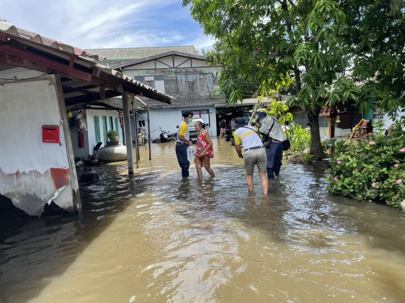 เนชั่น - เส้นด้าย มอบถุงยังชีพพี่น้องชาวหนองจอก หลังน้ำท่วมนาน 3 สัปดาห์