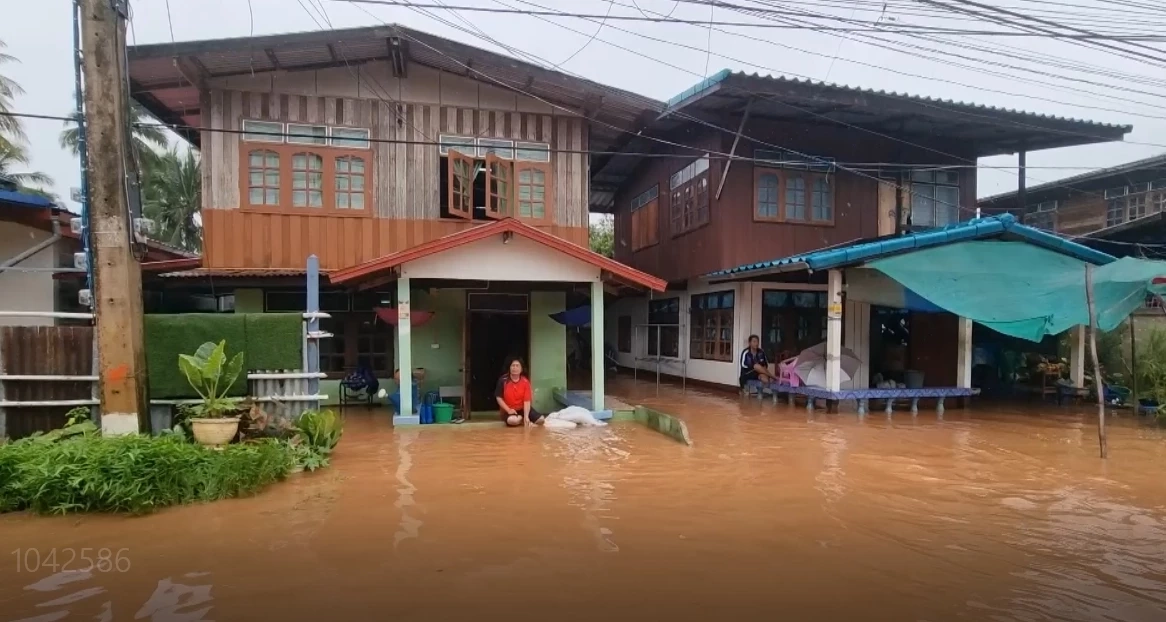 อ่วม "น้ำป่าไหลหลาก" ท่วมอ.ด่านซ้าย ถนนทรุด เตือนปชช.พร้อมอพยพ