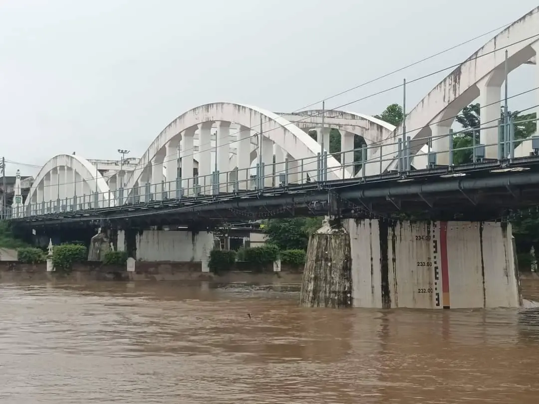 เทศบาลนครลำปาง เตือนประชาชนระวังน้ำล้นตลิ่งท่วมบ้านเรือน