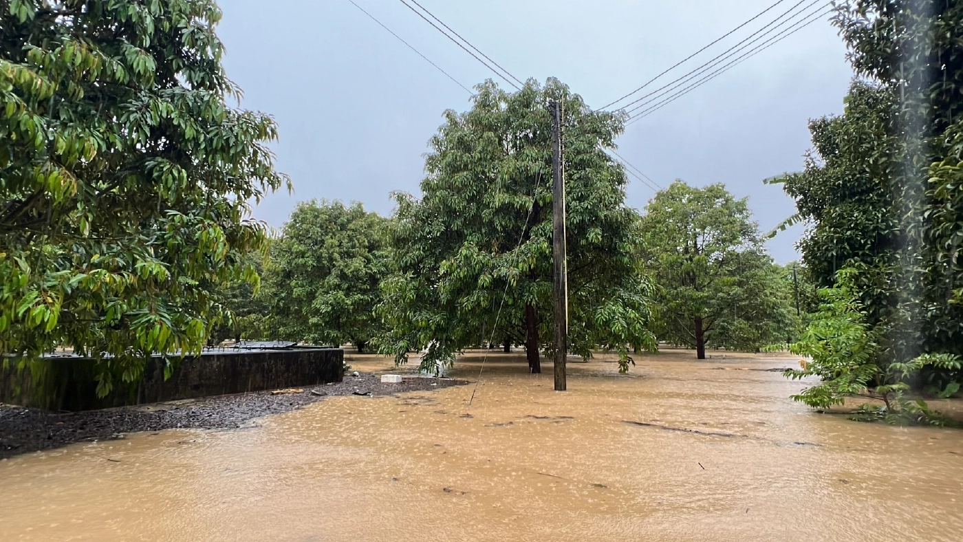 ปภ.ชักธงเหลือง เตือนน้ำท่วมเมืองจันทบุรี ให้ชาวบ้านริมน้ำขนของขึ้นที่สูง