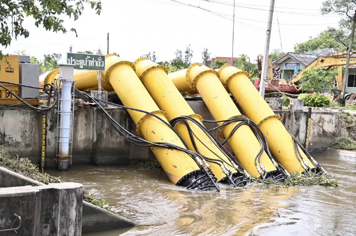 รมว.เฉลิมชัย ตรวจงานกรมชลฯ เร่งระบายน้ำท่วมกทม. ฝั่งตะวันออก