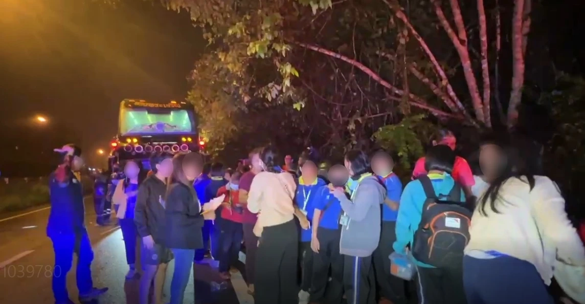 ระทึก "รถบัสนักเรียน" ทัศนศึกษาแหกโค้งคว่ำ  42 ชีวิตร้องไห้ระงม