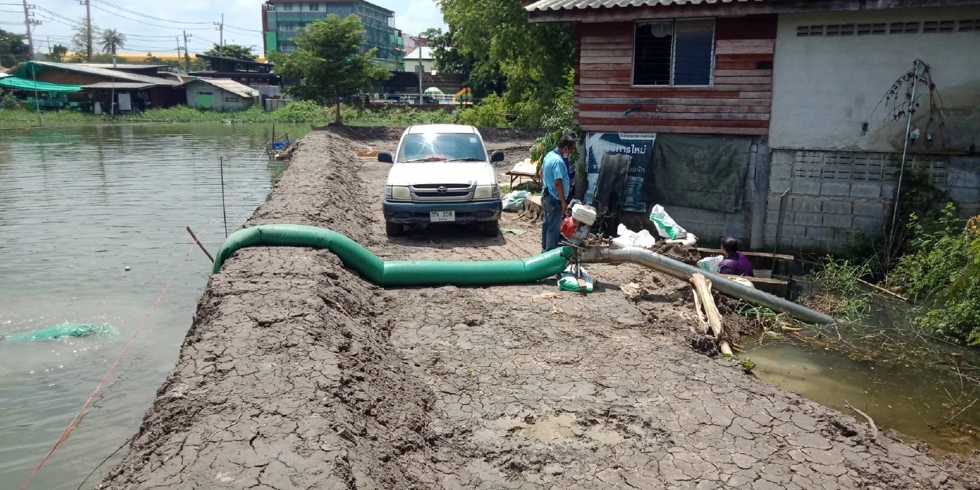 แม่น้ำท่าจีนนครปฐมวิกฤต จนท. ขึ้นธงแดง เตือน ปชช. เตรียมขนของขึ้นที่สูง