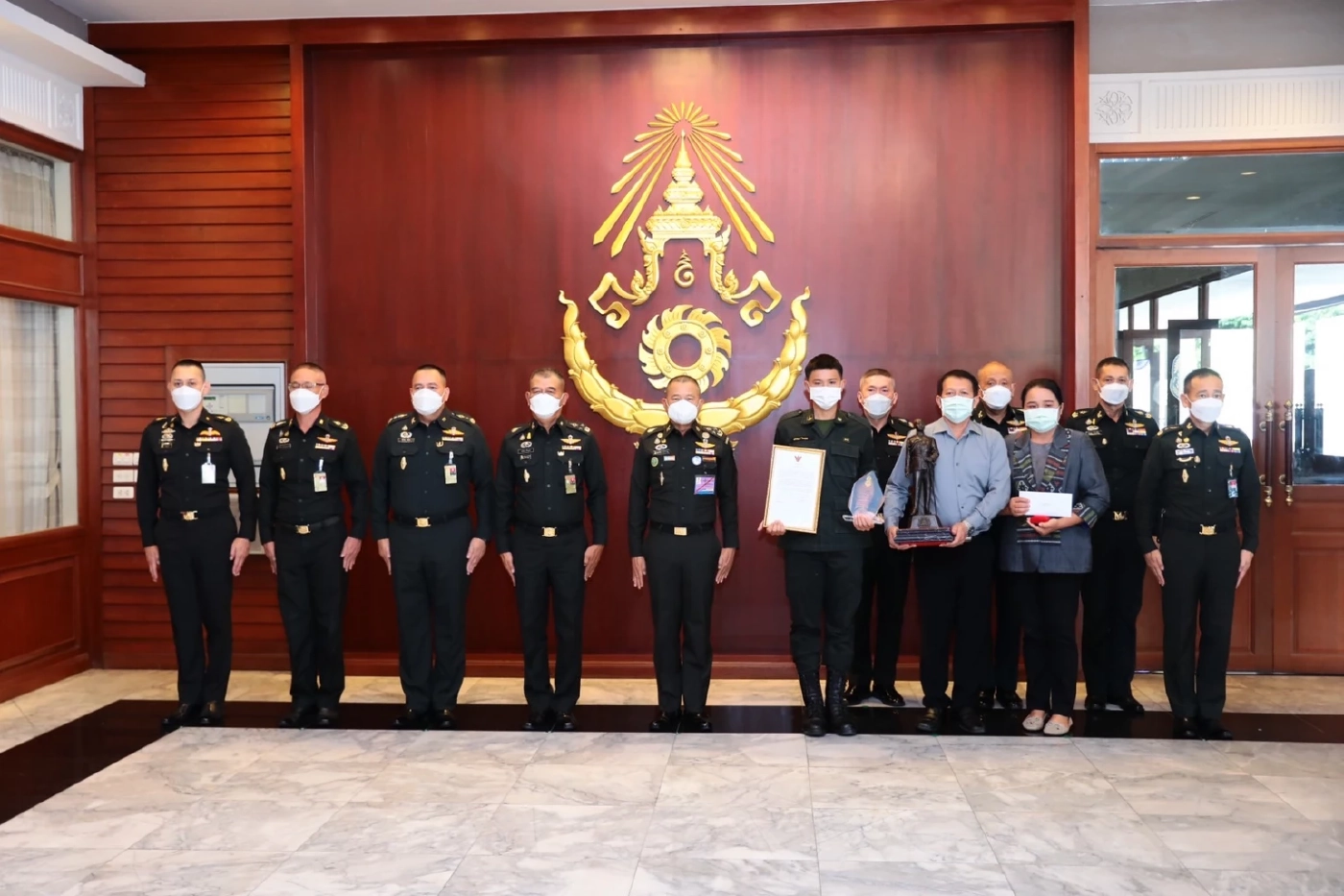 "บิ๊กบี้"มอบโล่"น้องบอส"หลังช่วยชีวิตเด็กถูกไฟช็อตชวนเข้าเตรียมทหาร