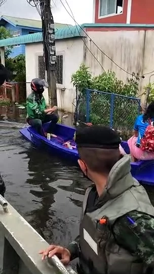 ชื่นชมไรเดอร์พายเรือสู้ชีวิต ไม่หวั่นแม้ฝนตกทำน้ำท่วมหนัก