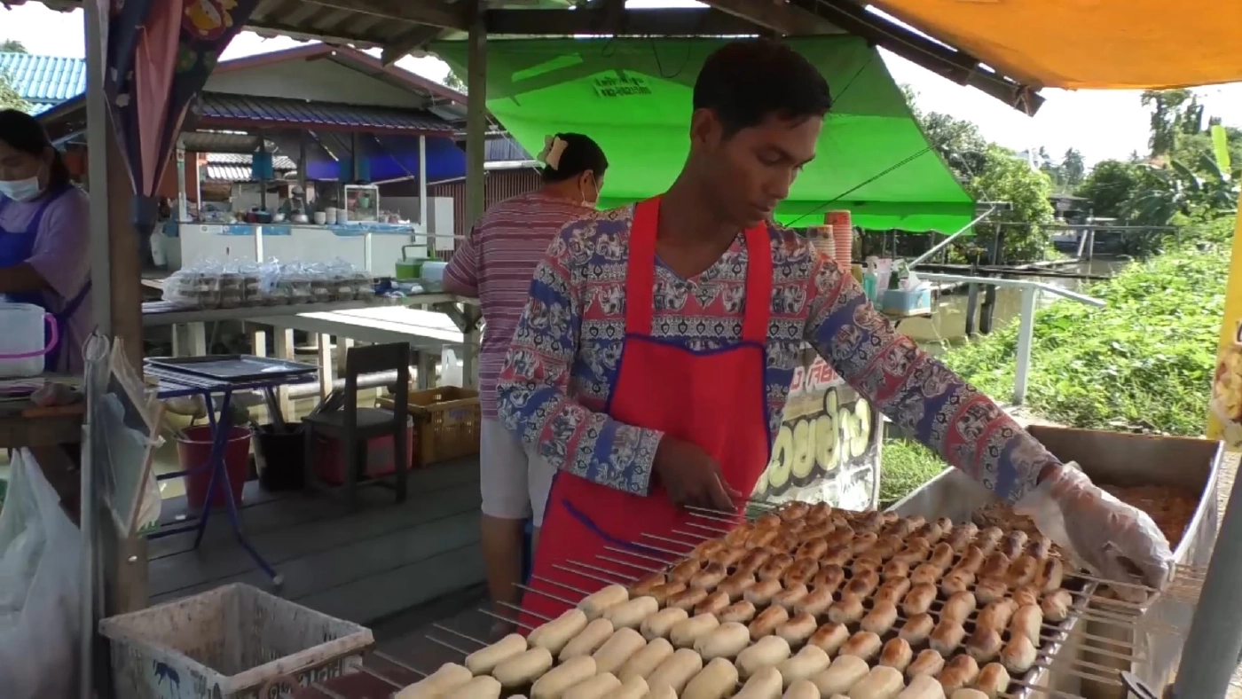 หนุ่มตกงาน ผันตัวขายกล้วยปิ้งราดท็อปปิ้ง ลูกค้าแน่นร้าน