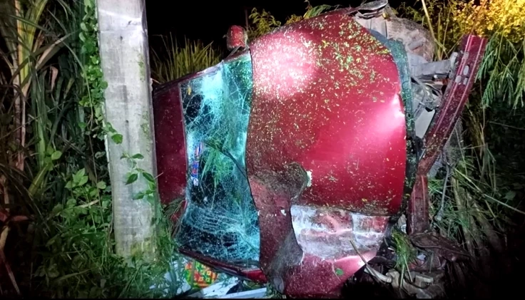 สุดโหด กระบะไล่ยิงถล่มเก๋งคู่รัก รถตกถนนต้องวิ่งหนีเข้าป่าอ้อย (มีคลิป)