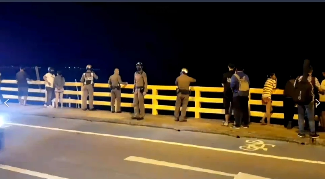 สาวช็อก! ชายใช้มีดจี้คอตัวเอง อ้างแทงสามีแฟนเก่ามา ก่อนโดดน้ำหนี (มีคลิป)