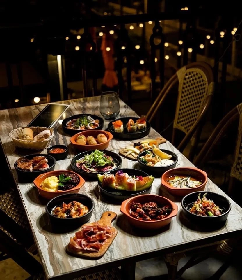 นั่งชิลล์ชมพระอาทิตย์ตก ริมแม่น้ำเจ้าพระยา “The Bar at Petit Soleil”