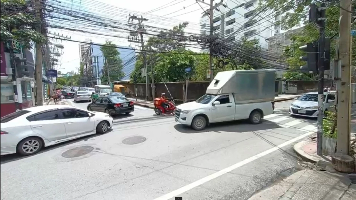 สำรวจจุดเกิดเหตุ สุขุมวิท 39  โชเฟอร์รถหกล้อพุ่งชนจยย.ดับ 2