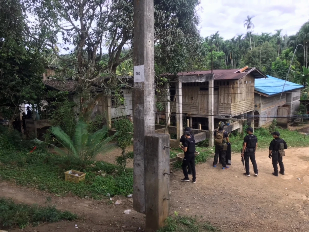 รวบผู้ต้องสงสัยยิงถล่ม ก่อนเผารถไม้ยาง เร่งสอบประวัติโยงป่วนใต้